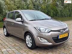 Hyundai i20 - 1.2i i-Deal airco elektrische ramen cv op afs