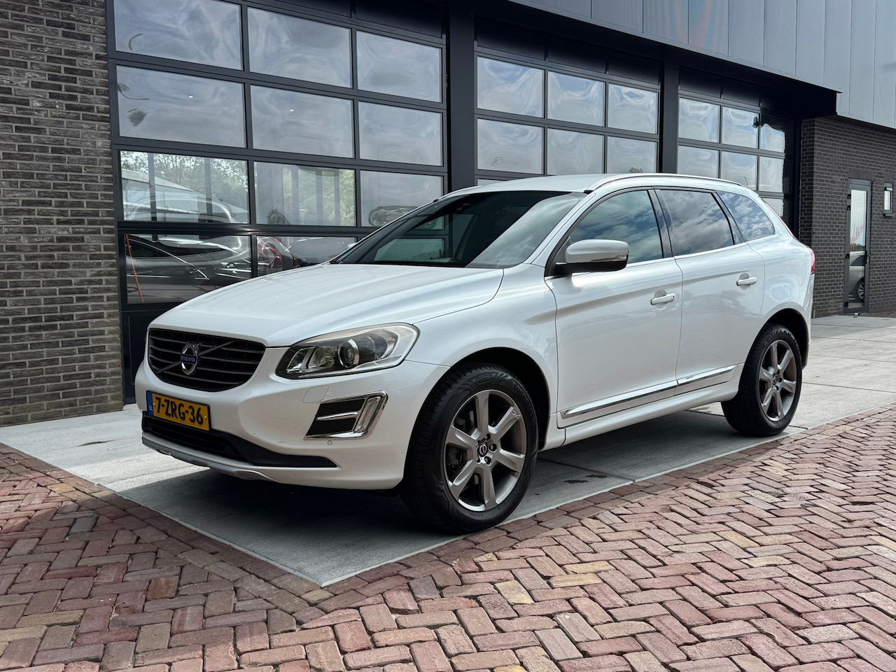Volvo XC60 - 2.0 D4 FWD Ocean Race | Autm | Leer | Trekhaak | Navi | Clima | Cruise | - AutoWereld.nl