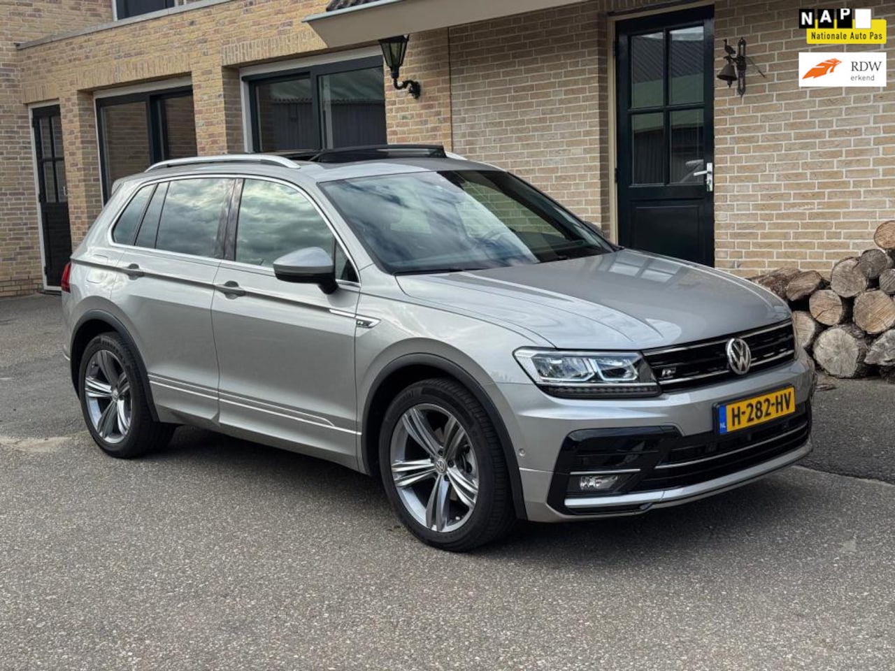 Volkswagen Tiguan - 1.5 TSI ACT DSG R-Line |PANO |ACC |CAMERA - AutoWereld.nl