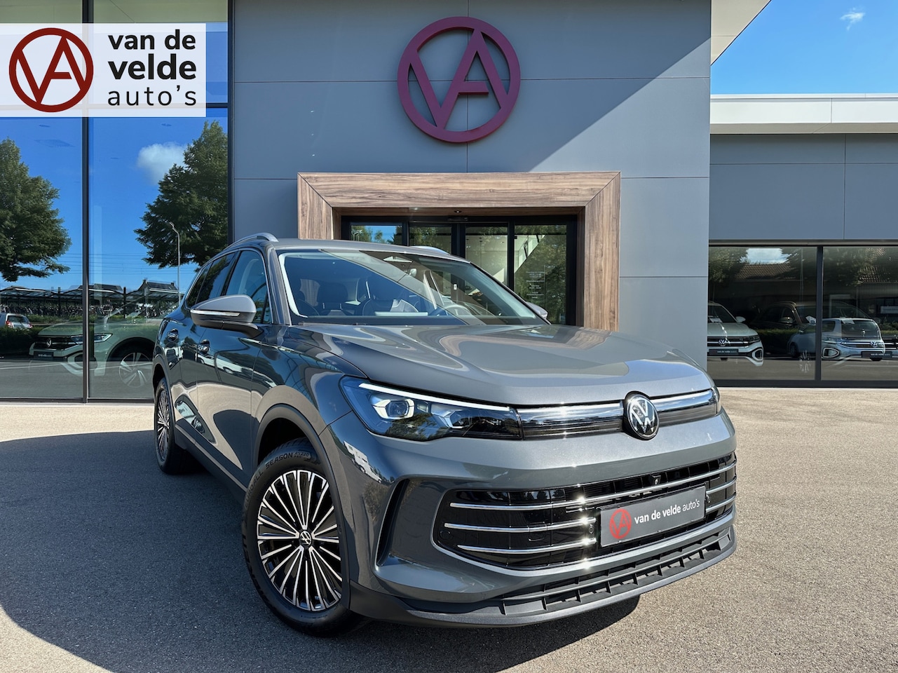 Volkswagen Tiguan - 1.5 eTSI 150pk Elegance | 360 Camera | Trekhaak | Elek. Achterklep | Dode hoek | Rijklaar - AutoWereld.nl