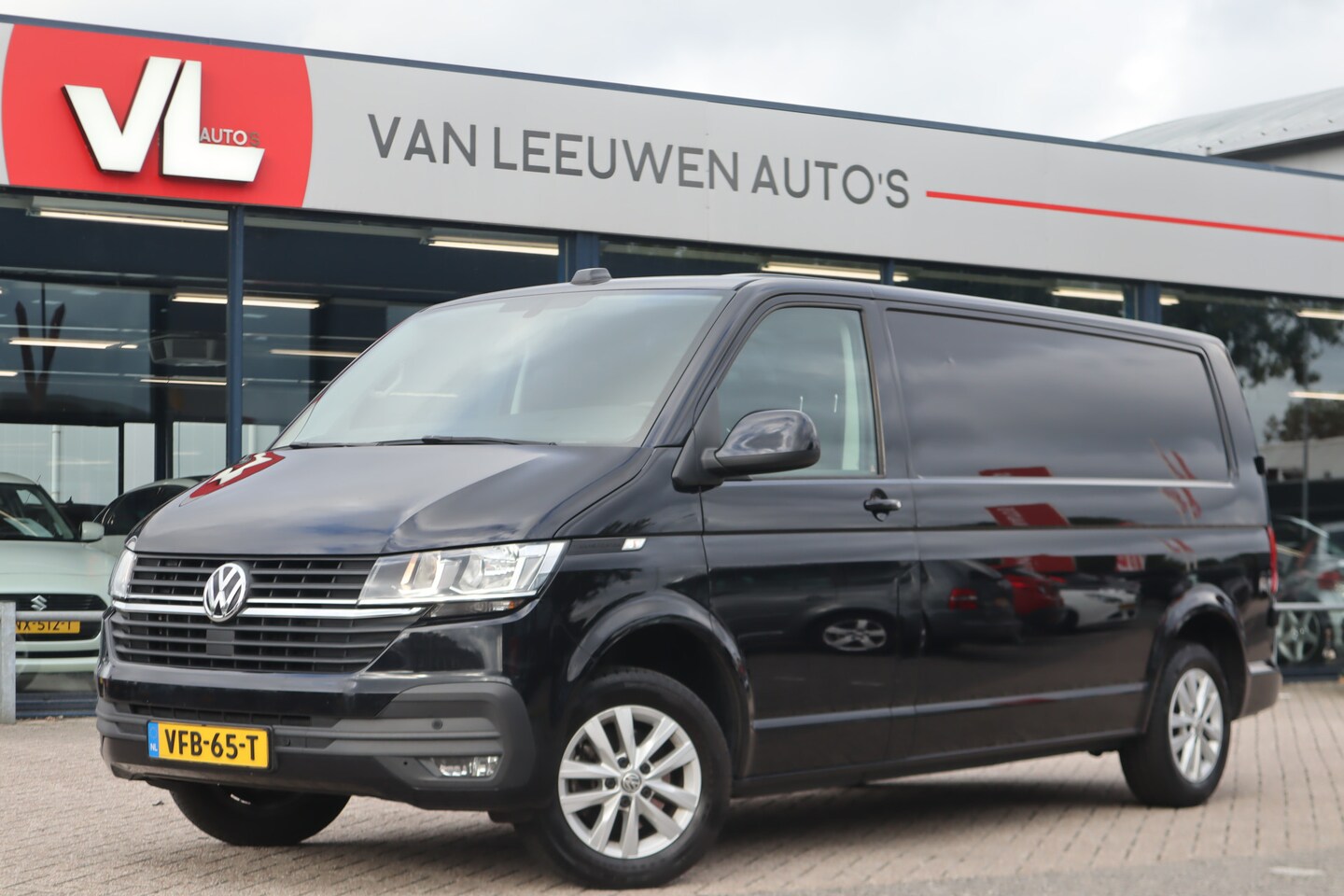Volkswagen Transporter - 2.0 TDI L2H1 | Automaat | Navigatie | Airco | Trekhaak | - AutoWereld.nl