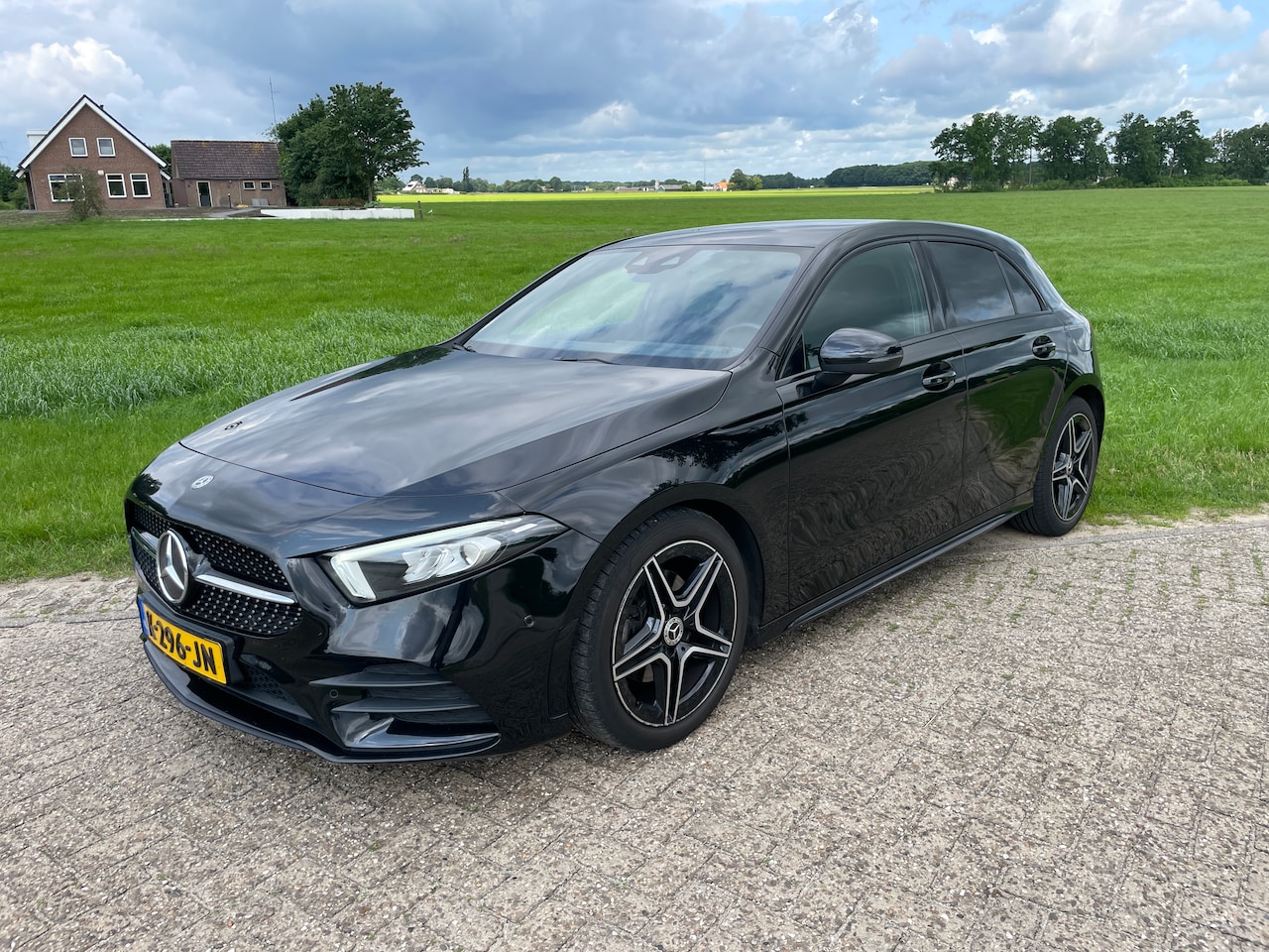 Mercedes-Benz A-klasse - 180 Business Solution AMG digitaal dashbord, verwarmde sportstoelen, Carplay, keyless start, achteruitrijcamera en m - AutoWereld.nl