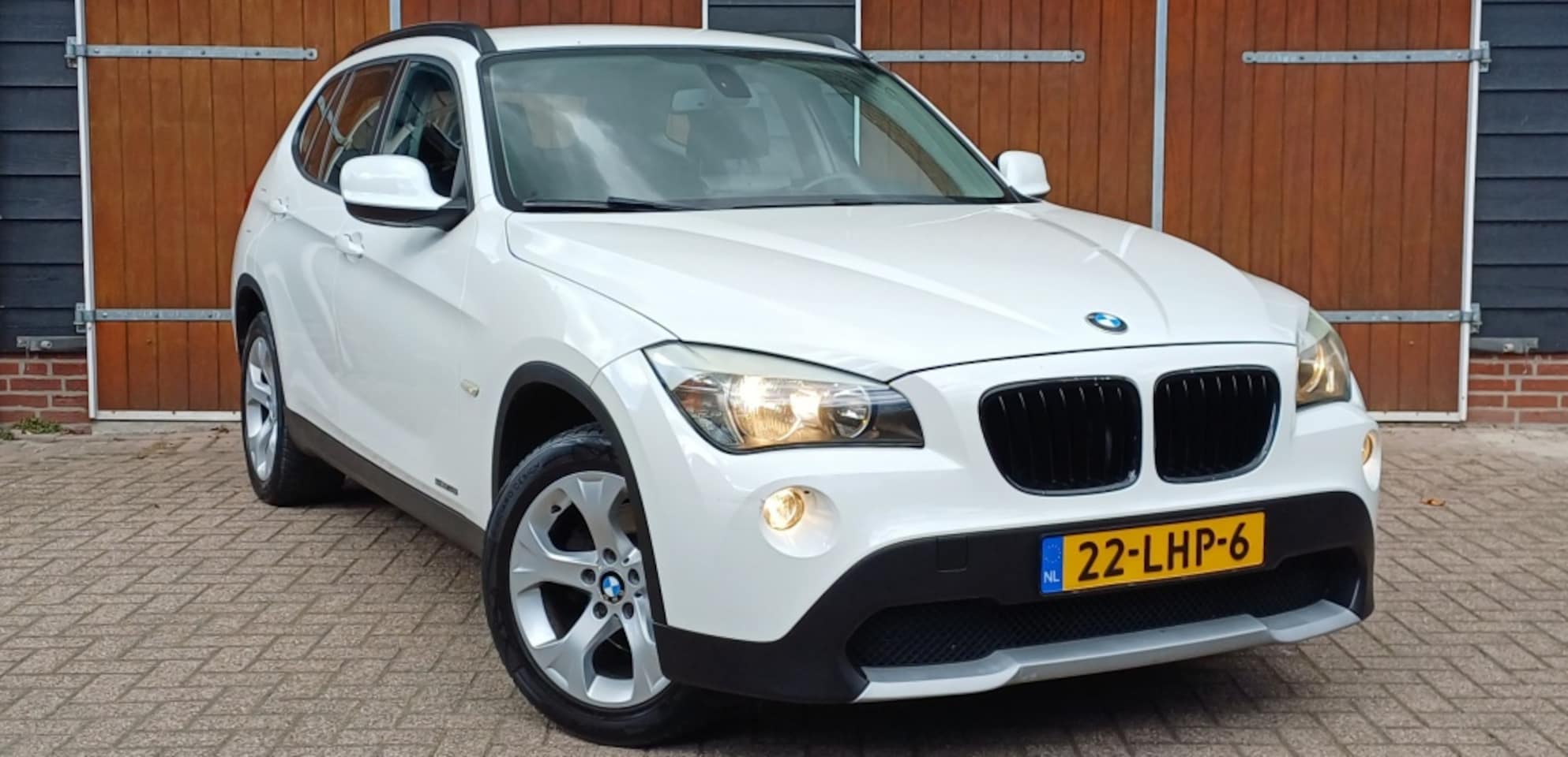 BMW X1 - sDrive18i Exec, Bluetooth, Trekhaak, NAP, Nieuwe APK - AutoWereld.nl
