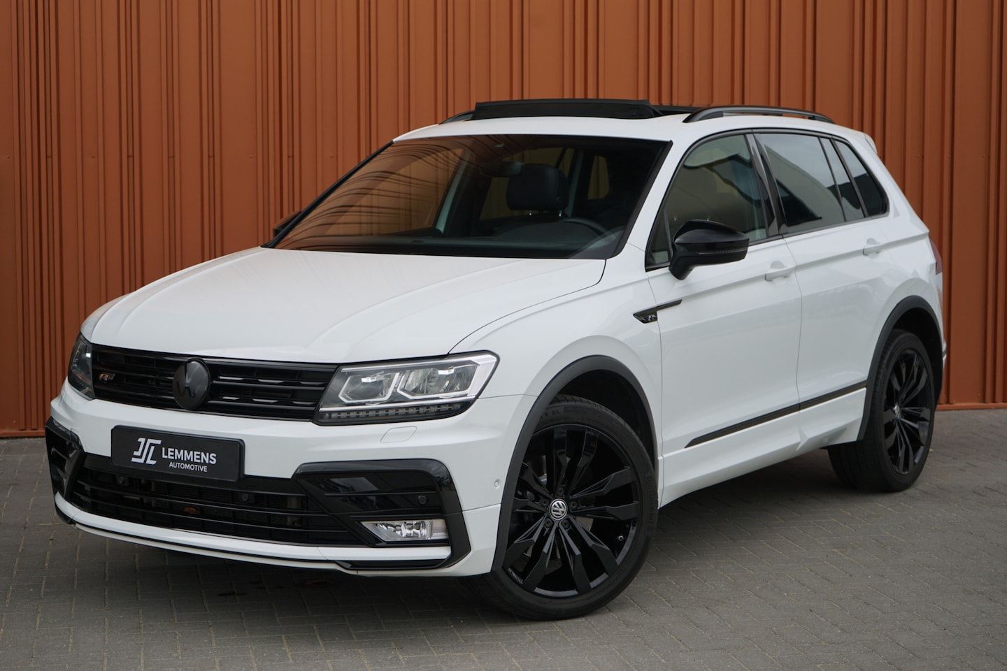 Volkswagen Tiguan - 2.0 TSI 4MOTION R-LINE Panodak ACC Trekhaak Camera Suzuka Lane - AutoWereld.nl