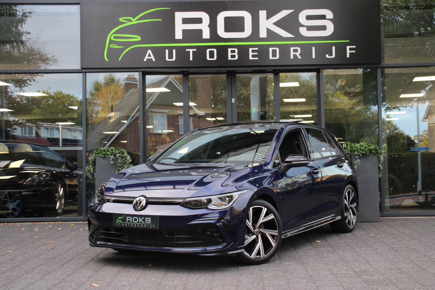 Volkswagen Golf - 1.5 eTSI R-Line Business Navi/Camera/Keyless/Virtual/Sfeerverlichting/IQ/Matrix/Panoramada - AutoWereld.nl