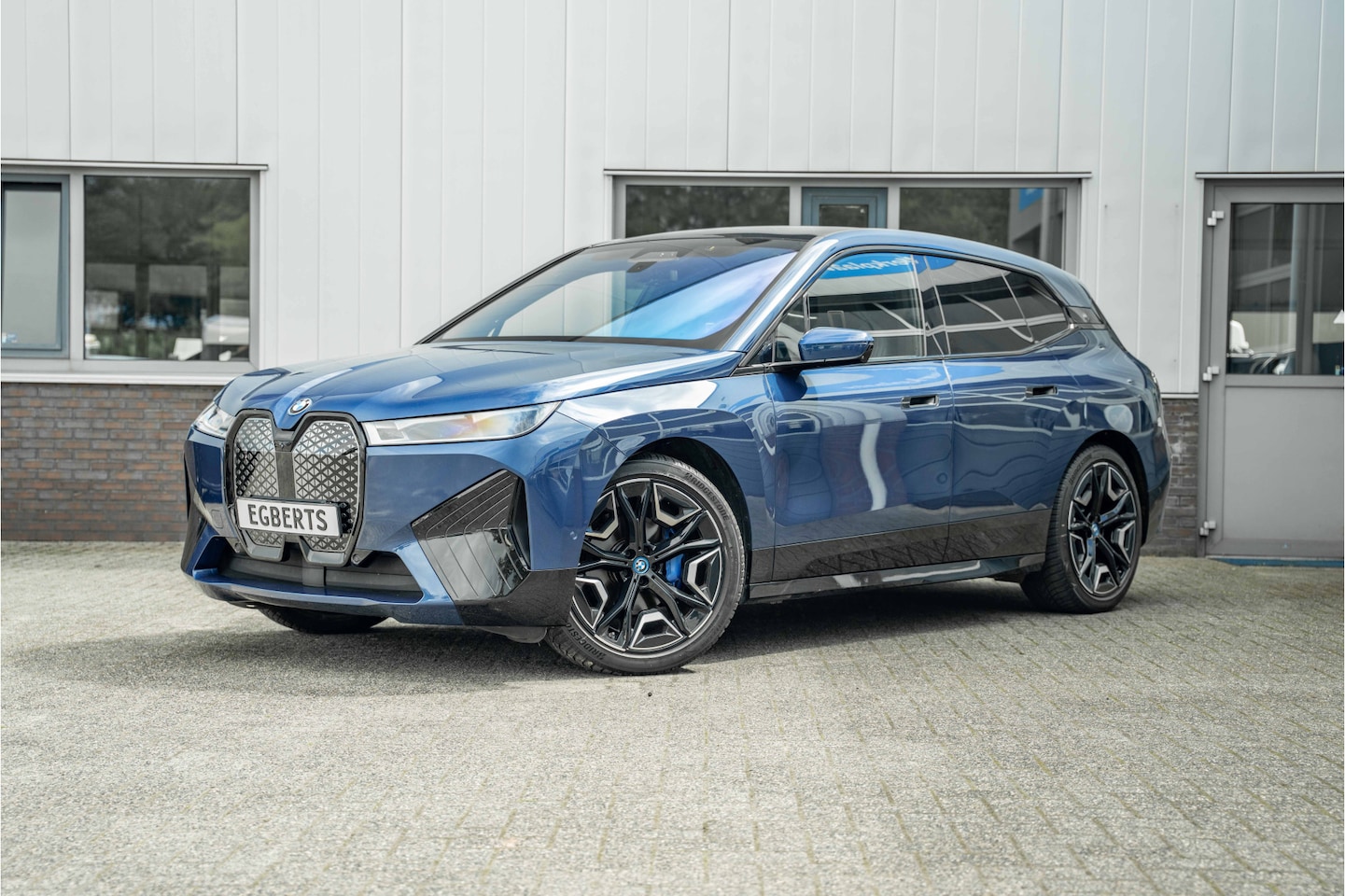 BMW iX - xDrive40 Sport Edition | Sky Lounge Roof | Softclose | Trekgewicht 2500kg - AutoWereld.nl