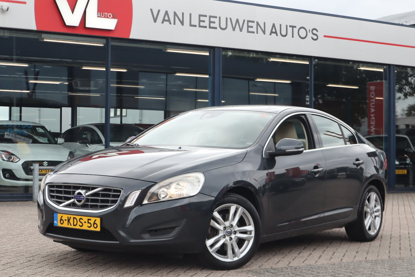 Volvo S60 - 2.0 D4 Momentum | Navi | Stoelverwarming | Cruise - AutoWereld.nl