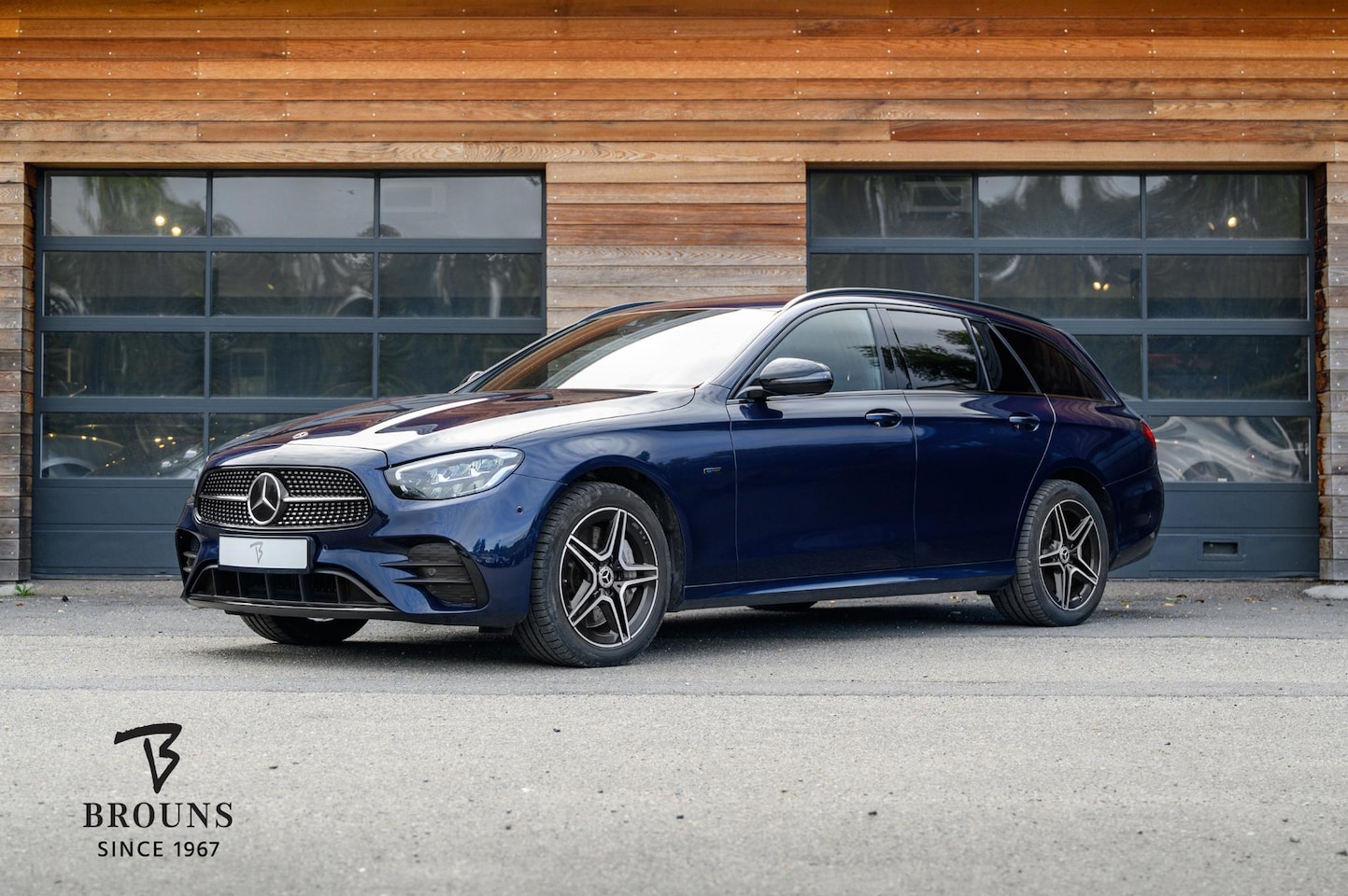 Mercedes-Benz E-klasse - 300 e AMG T | Distronic | Camera | El. Trekhaak - AutoWereld.nl