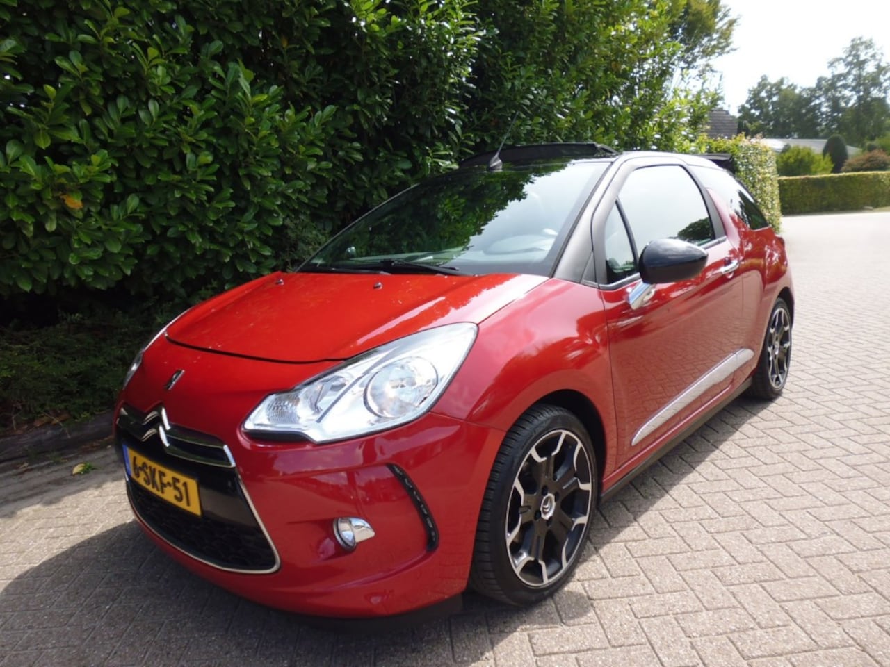 Citroën DS3 Cabrio - 1.6 e HDI Sport Chic CABRIO AUTOMAAT  CRUISE LERENBEKLEDING NAVI   ECC - AutoWereld.nl