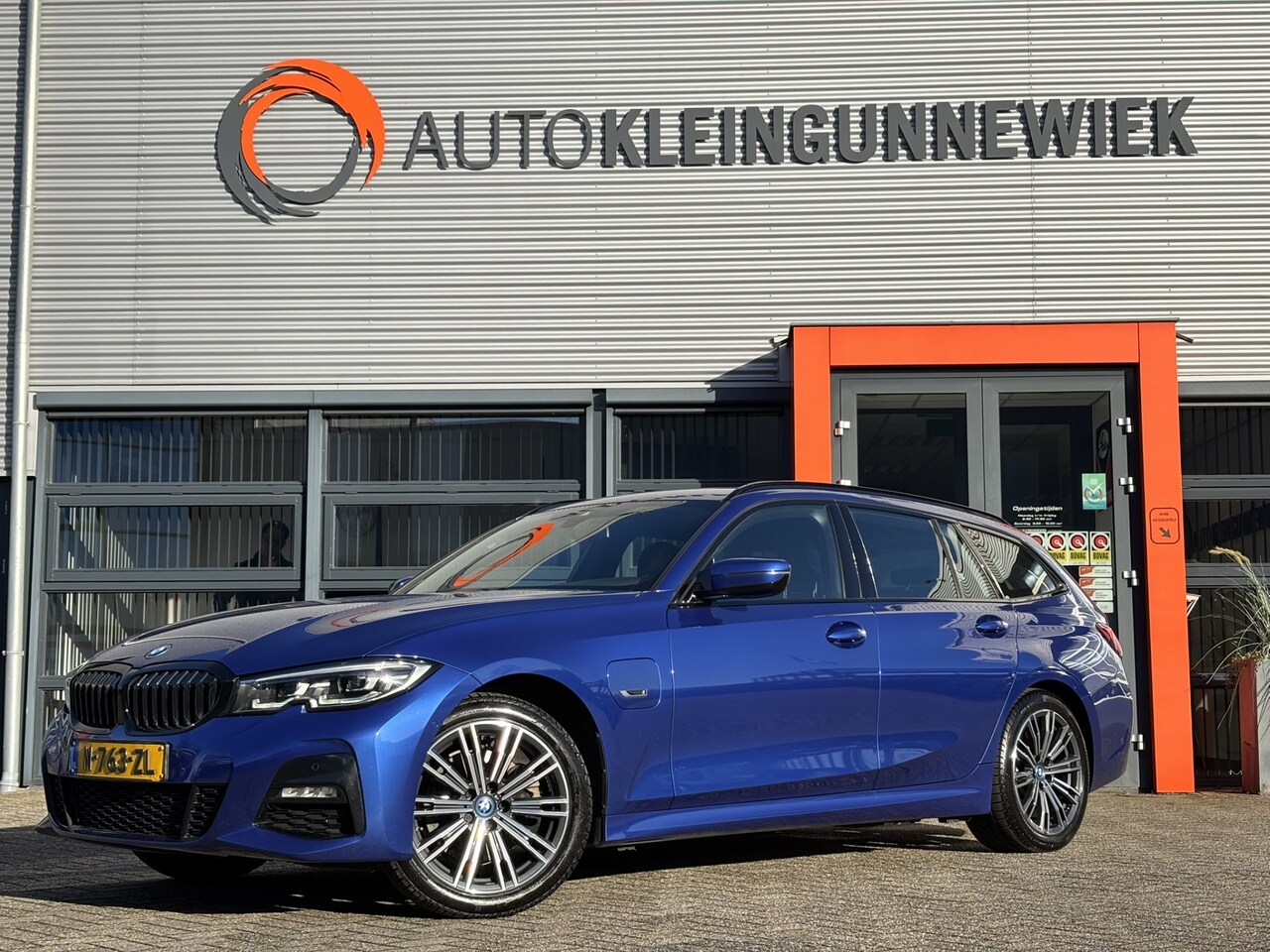 BMW 3-serie Touring - /320e Business Edition Plus M Sport Pakket / Portimao Blau / Stoel & Stuurverwarming / Weg - AutoWereld.nl