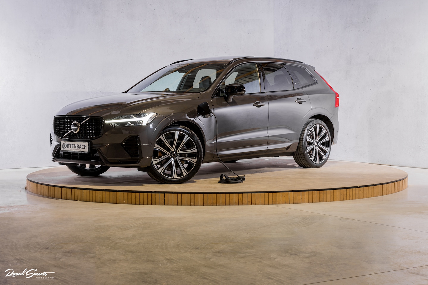 Volvo XC60 - 2.0 T8 Plug-in hybrid AWD R-Design | Long Range | Zwenkbare trekhaak | Luchtvering | Bower - AutoWereld.nl