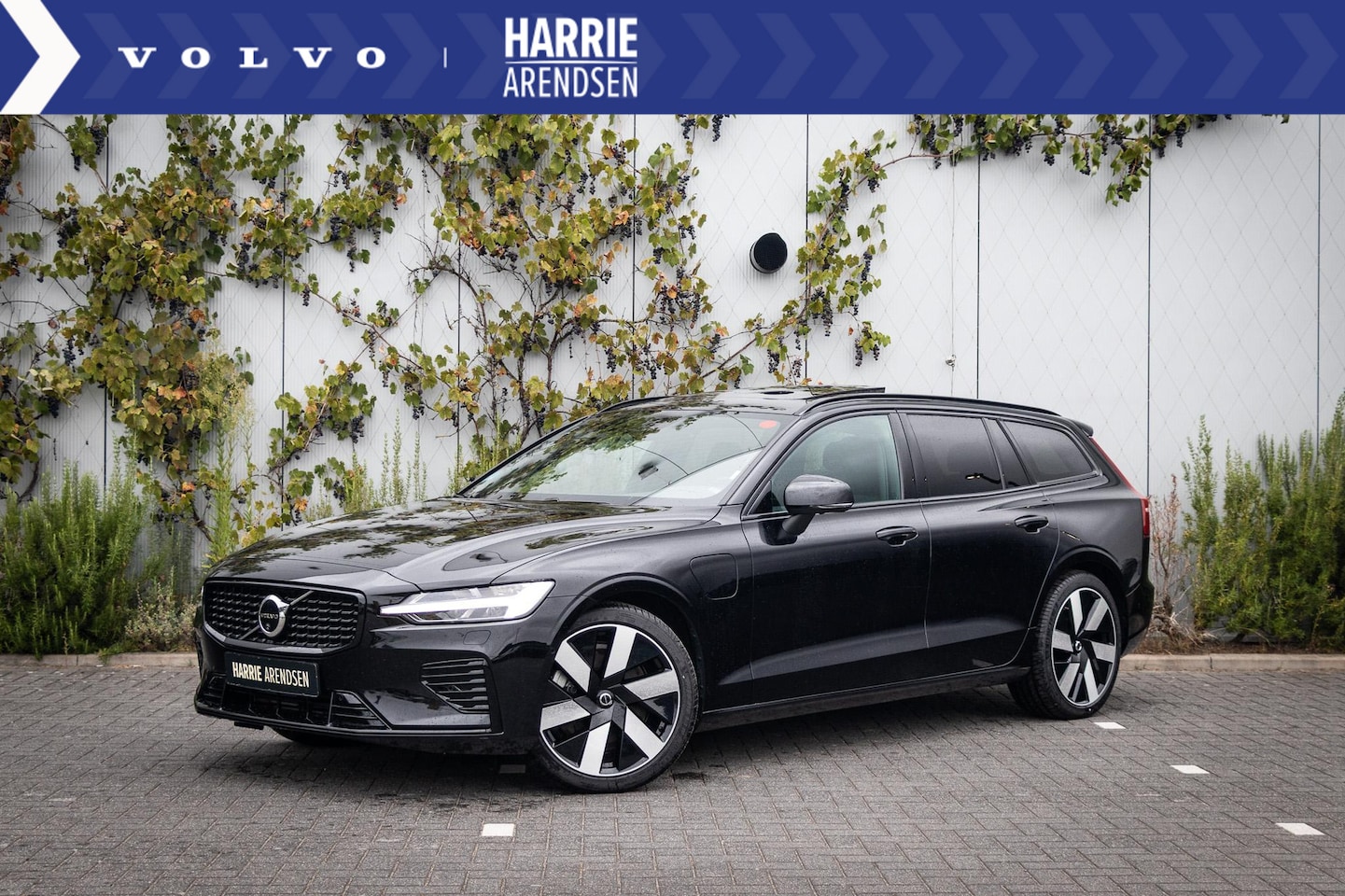 Volvo V60 - 2.0 T6 Plug-in hybrid AWD Plus Dark | Trekhaak | Panoramadak | 360 camera | Adaptive cruis - AutoWereld.nl