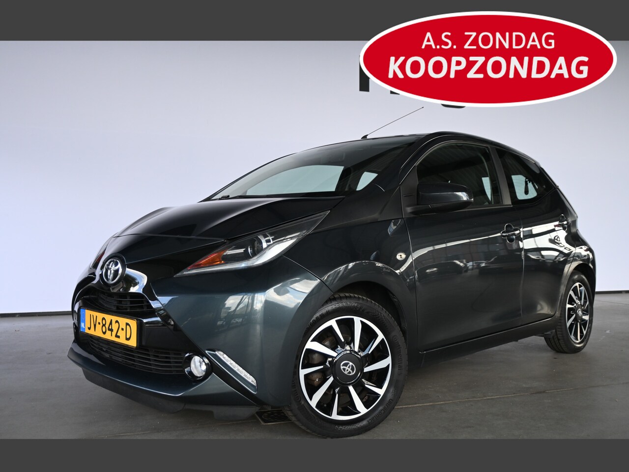 Toyota Aygo - 1.0 VVT-i x-play 5-deurs Airco Elektrisch pakket Dakdragers Achteruitrijcamera Multimedias - AutoWereld.nl