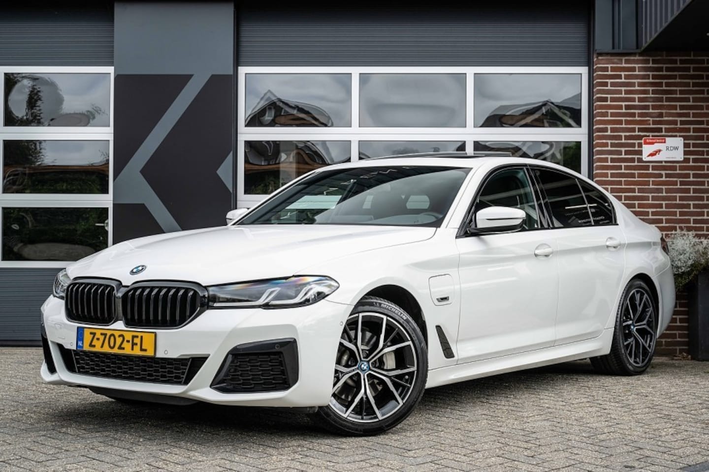 BMW 5-serie - 530 530e xDrive High Executive | M-Sport | Shadow | Panorama | Laser | Leder | Camera | Tr - AutoWereld.nl