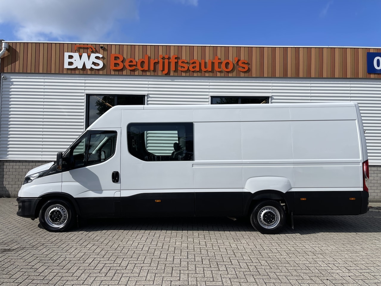 Iveco Daily - 35S16V 2.3 410 L4H2 DC 7 persoons / ideaal voor motorsport camper / lease vanaf € 536 / ma - AutoWereld.nl