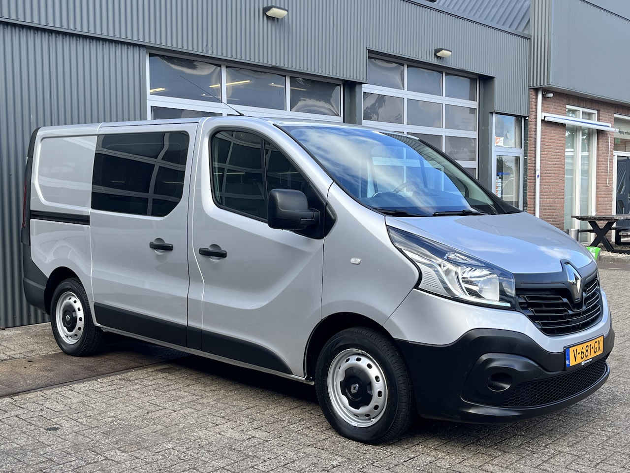 Renault Trafic - 1.6 dCi T27 L1H1 DC Airco Navigatie Telefoonvoorbereiding Cruise controle 6-Persoons Parke - AutoWereld.nl
