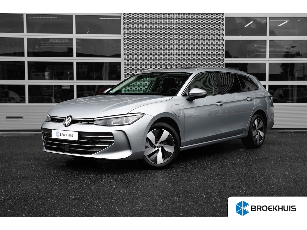 Volkswagen Passat Variant - 1.5 eHybrid 204pk Elegance Business | Panoramdak | Dodehoeksensor | 360 Camera | Stoelverw - AutoWereld.nl