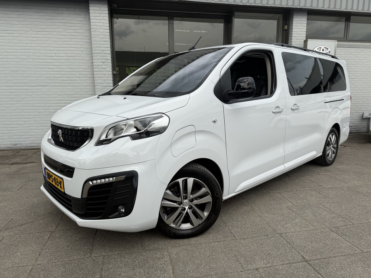 Peugeot e-Traveller - 75 kwh Long | 8 Personen | Elektrisch | Elektrische deuren | Leder | Panodak | Zeer comple - AutoWereld.nl