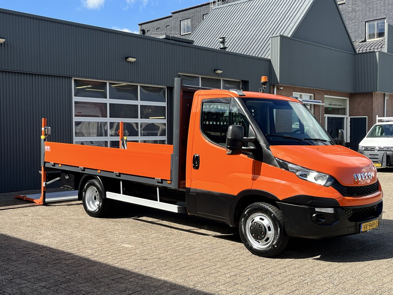 Iveco Daily - 35C15 2.3 375 Trekhaak 3500kg Laadklep 500kg Navigatie Open laadbak Pick-up Euro 5 Bpm vri - AutoWereld.nl
