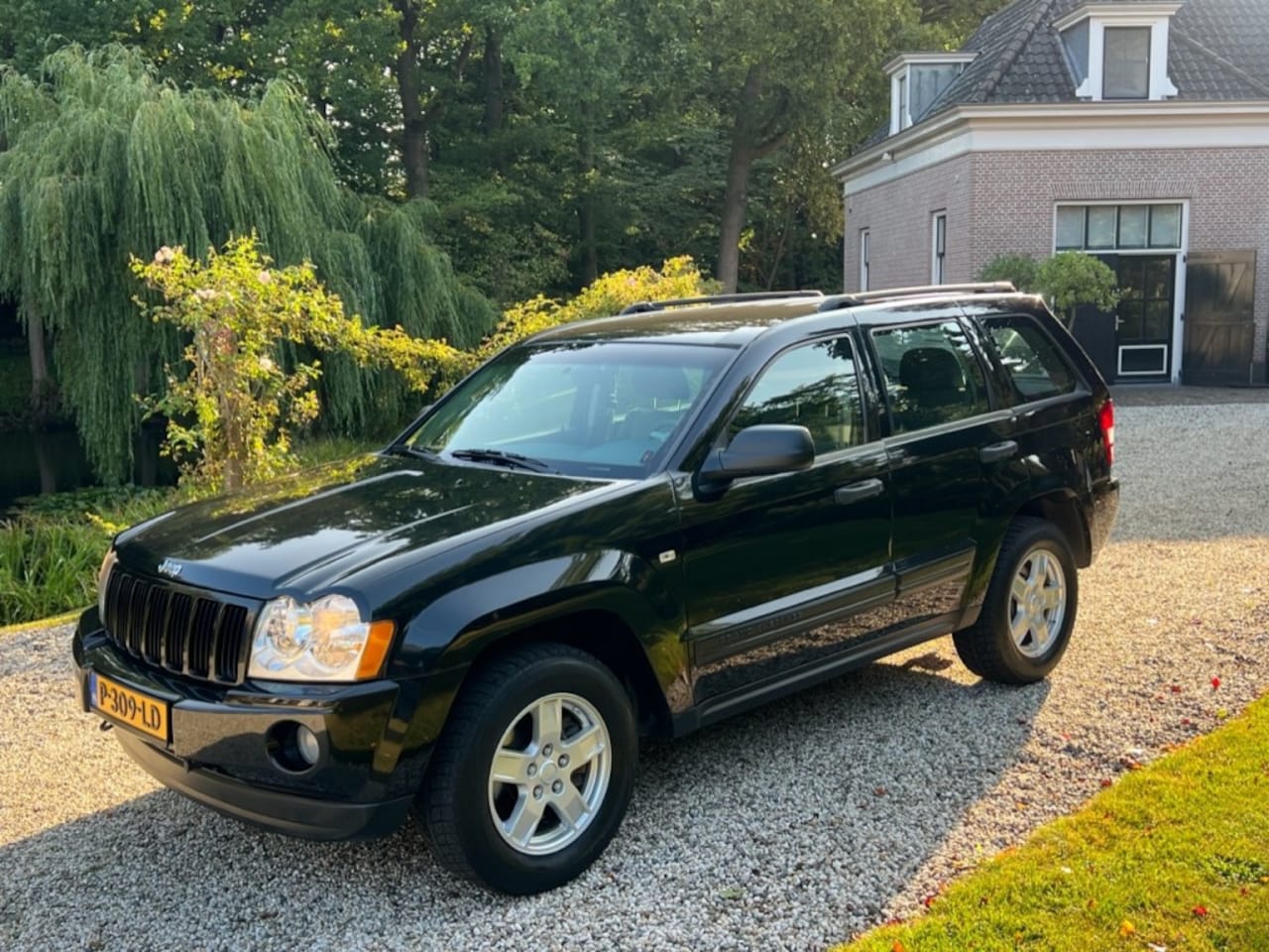 Jeep Grand Cherokee - 4.7 V8 LAREDO 4x4 YOUNGTIMER #STOER - AutoWereld.nl