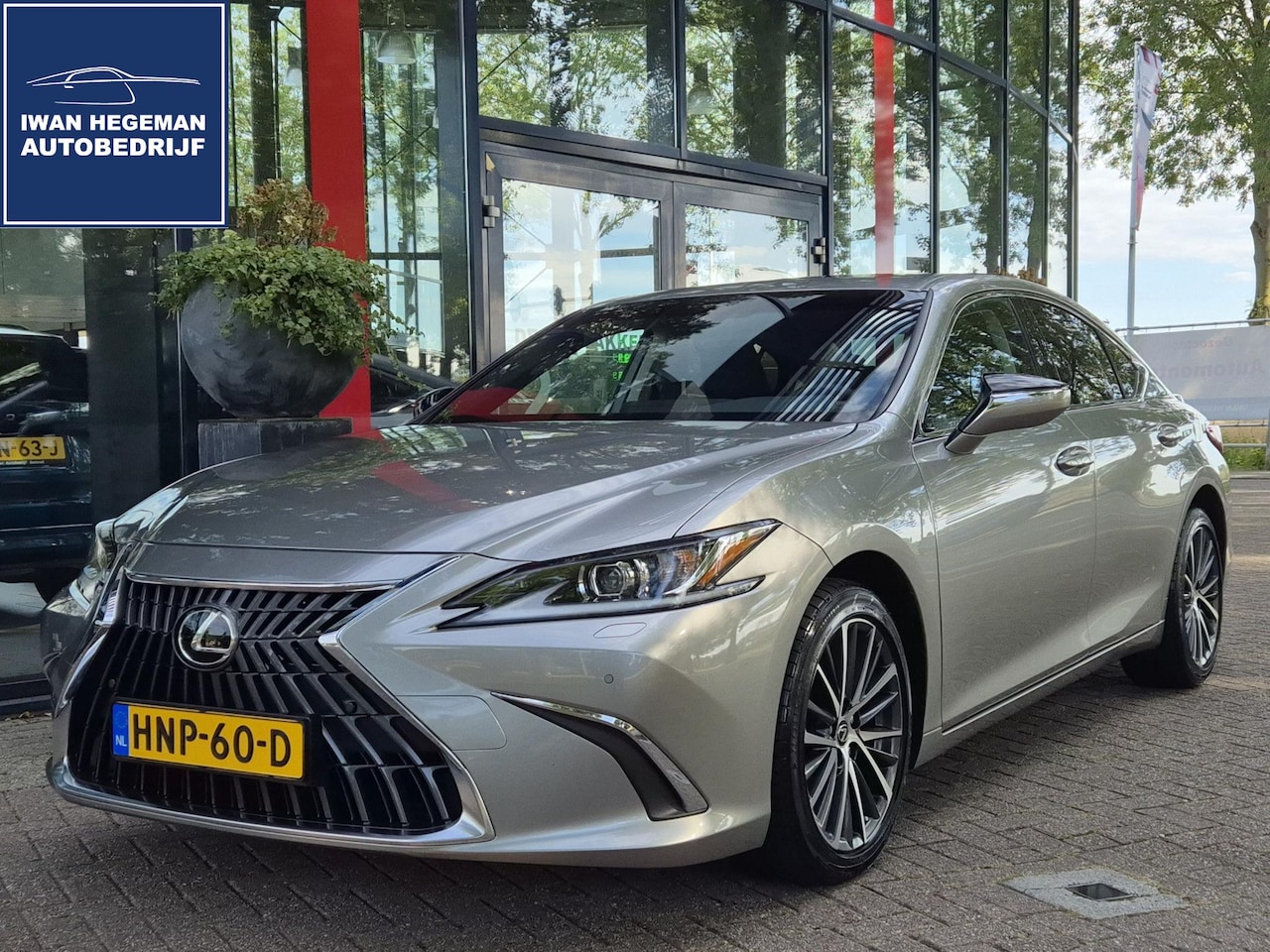 Lexus ES - 300h Business Line | PDC+Camera | Lederen bekleding | LM Velgen | ECC | Schuif kante - AutoWereld.nl