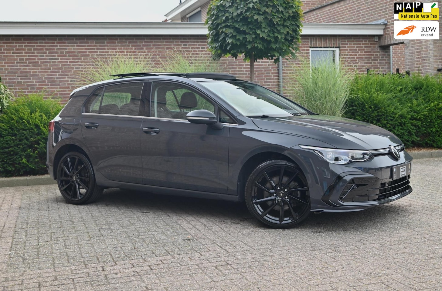 Volkswagen Golf - 1.4 eHybrid Style 204 PK 1e Eig R-Line Adaptive Side-Assist Pano Massage 19'' - AutoWereld.nl