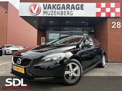 Volvo V40 - 2.0 T2 Momentum // NAVI // CLIMA // CRUISE // TREKHAAK // LICHT METALEN VELGEN