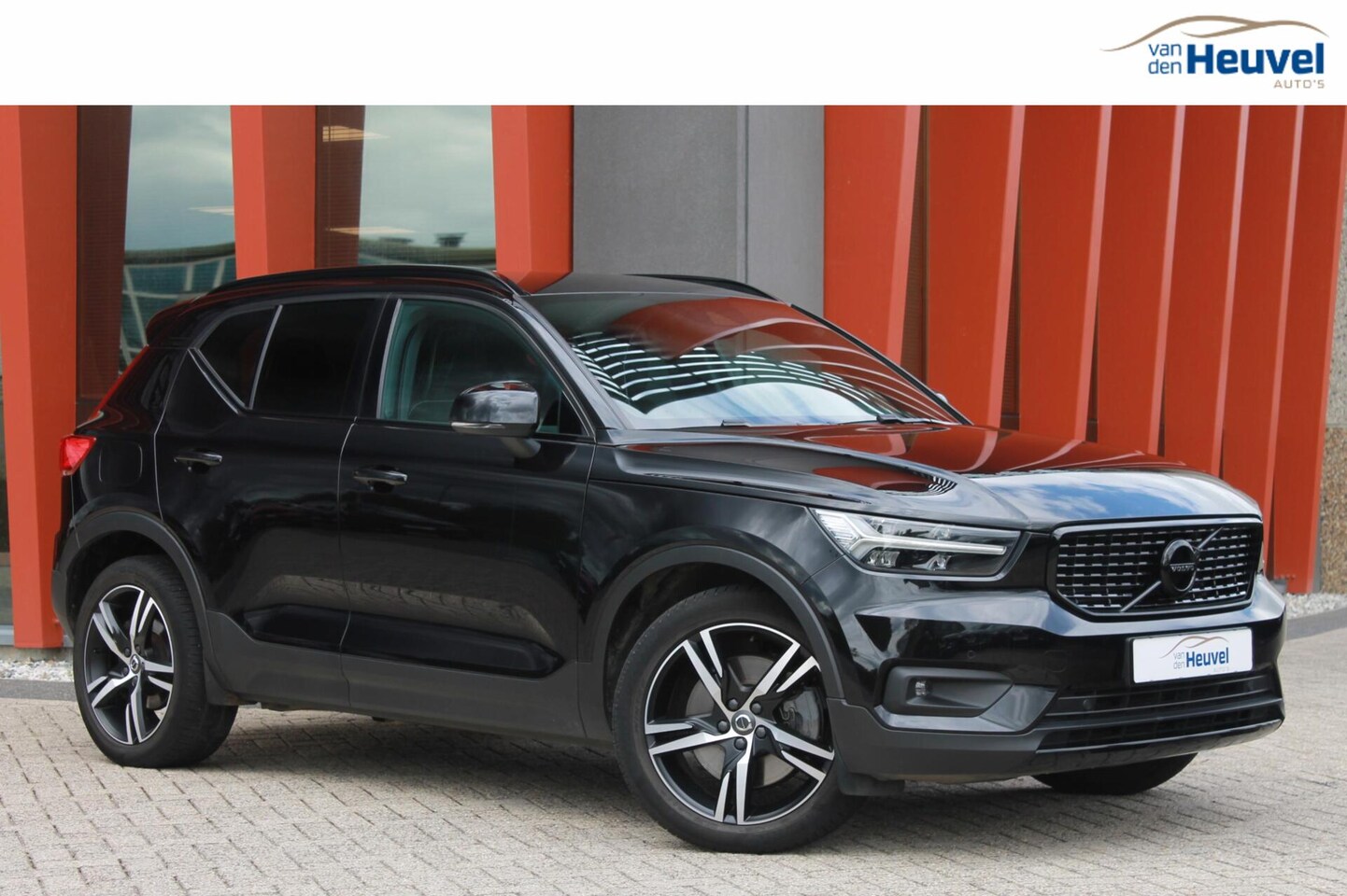 Volvo XC40 - T4 Recharge R-Design | Stoelverwarming | Parkeercamera | Harman / Kardon | Keyless | Gloss - AutoWereld.nl