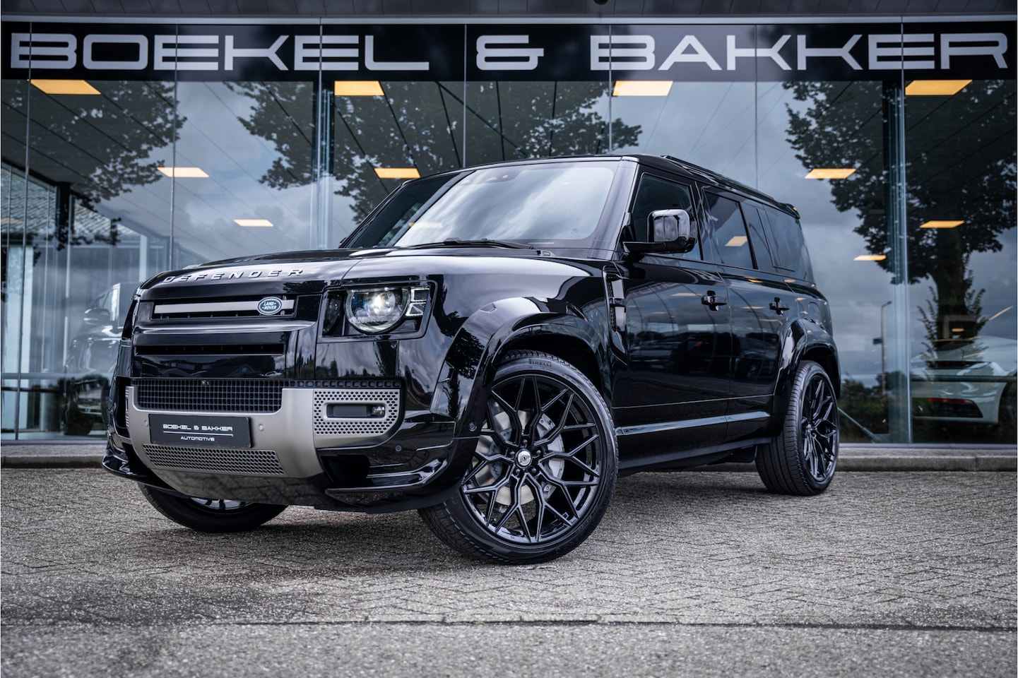 Land Rover Defender 110 - 2.0 P300e 110 X-Dynamic URBAN ** Panodak ** Memory ** Stuurverwarming 23" l.m. velgen - Ur - AutoWereld.nl
