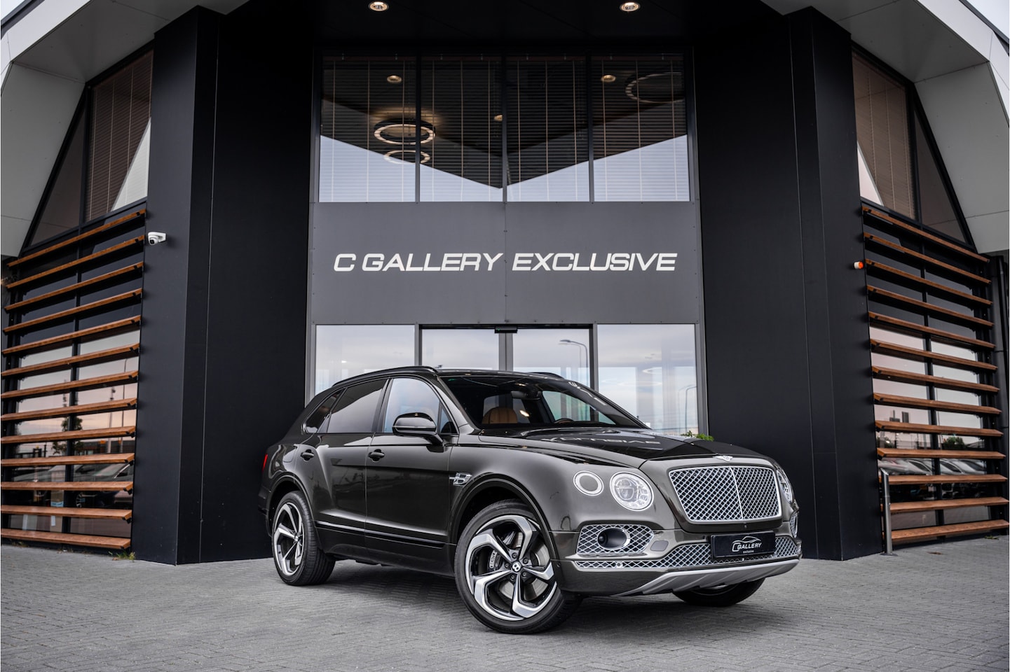 Bentley Bentayga - 6.0 W12 First Edition - Panorama | NAIM | Massage | Stoelkoeling | Elek. Trekhaak - AutoWereld.nl