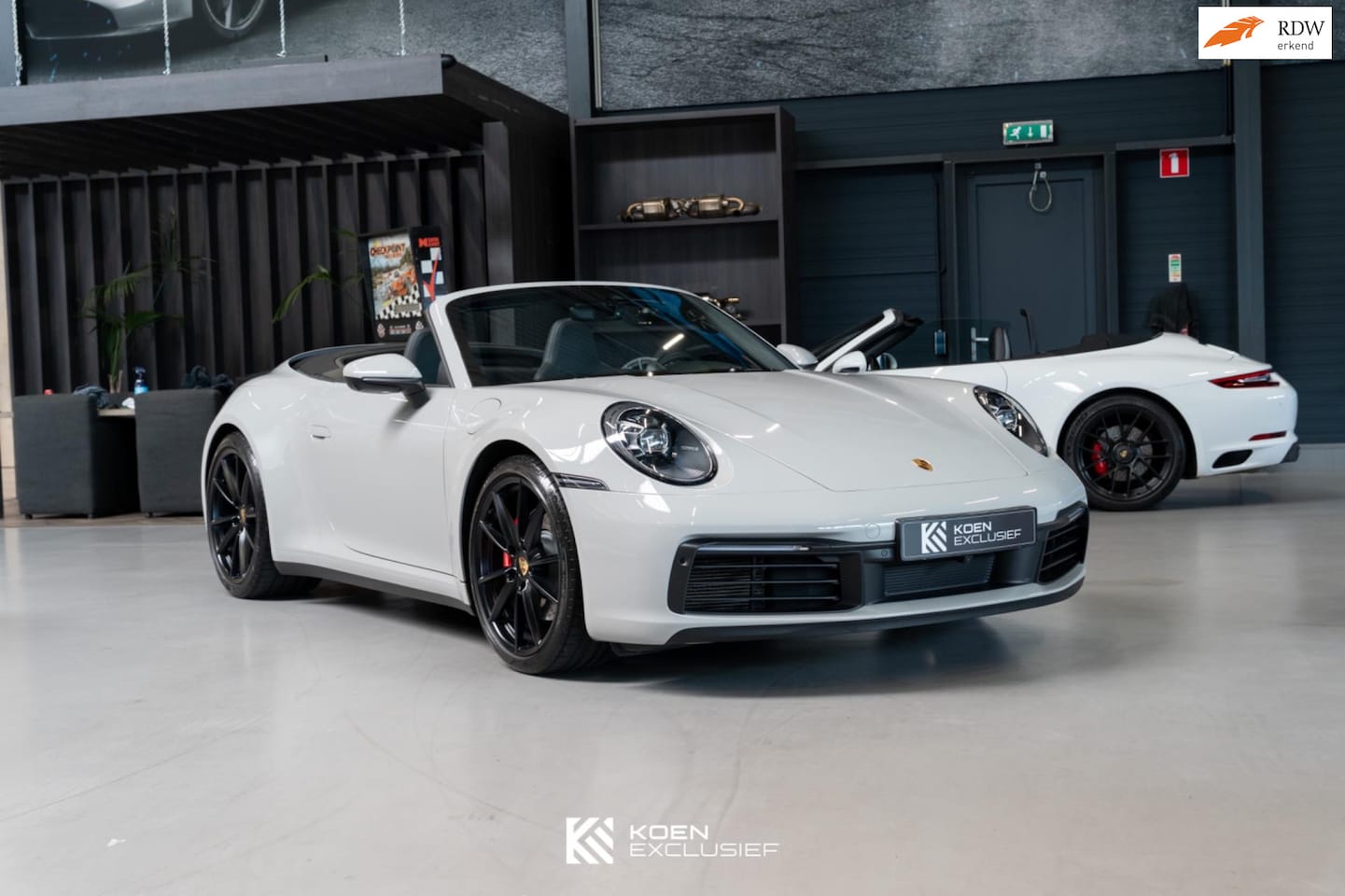 Porsche 911 Cabrio - 992 3.0 Carrera S (2019) krijtgrijs, Sport Chrono, Sportuitlaat, 18 weg stoelen - AutoWereld.nl