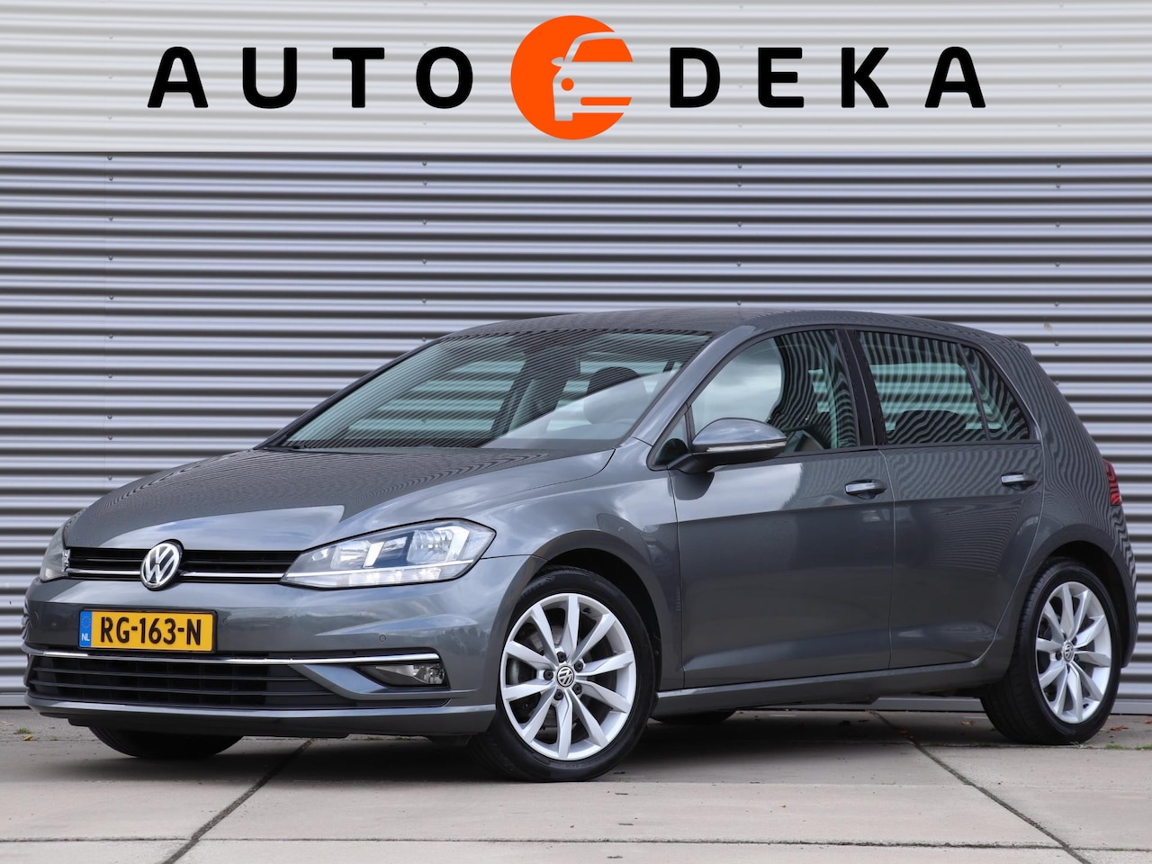 Volkswagen Golf - 1.6 TDI Comfortline Business Automaat *Navigatie*Adaptive cruise* - AutoWereld.nl