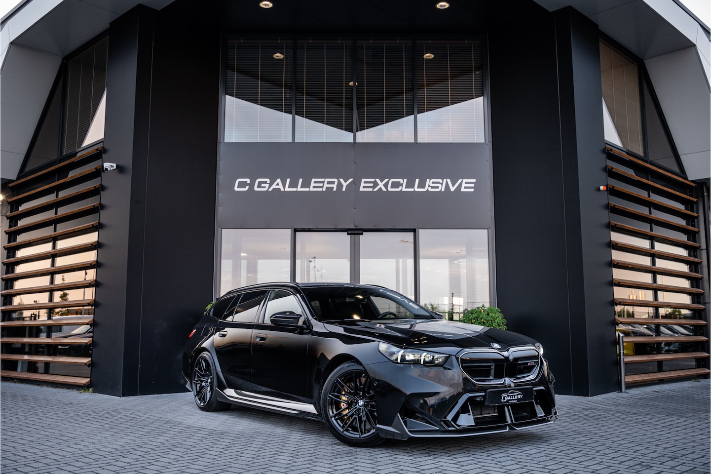 BMW 5-serie Touring - M5 - Origineel NL | M Drive Professional | Panorama | Carbonpakket | Keramisch | B&W - AutoWereld.nl