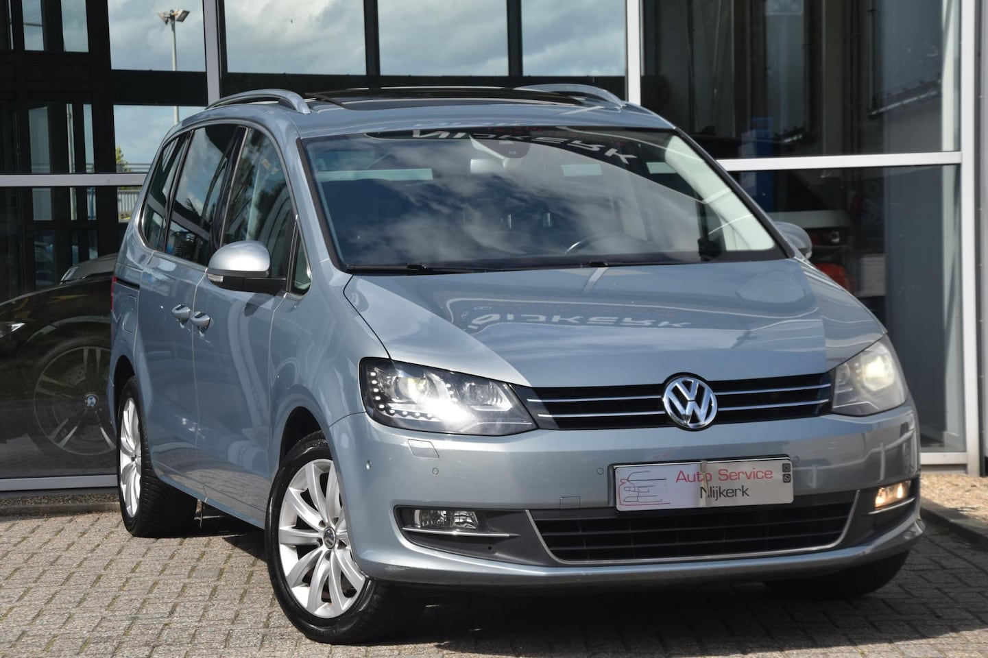 Volkswagen Sharan - 2.0TSI Highline 7p DSG Airco Nav. Pano Automatisch Inparkeer Lijn Assist Led Trekhaak Deur - AutoWereld.nl