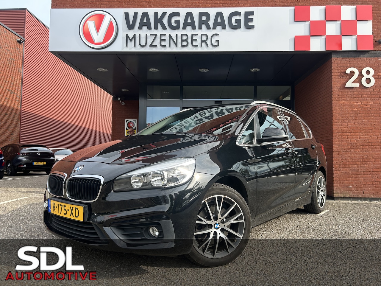 BMW 2-serie Active Tourer - 218i // NAVI // PDC // CRUISE // CLIMA // STOELVERWARMING - AutoWereld.nl