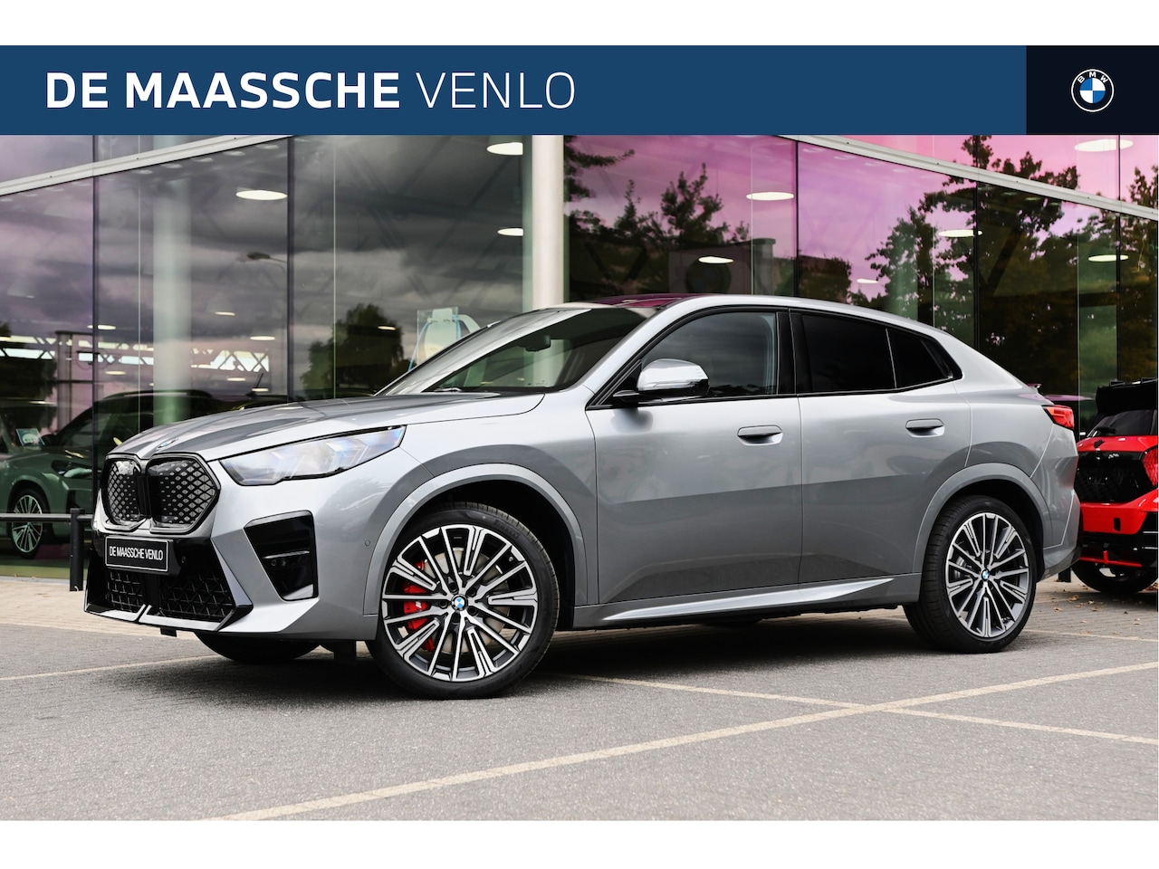 BMW iX2 - eDrive20 High Executive M Sport / Panoramadak / Trekhaak / Sportstoelen / M Adaptief onder - AutoWereld.nl