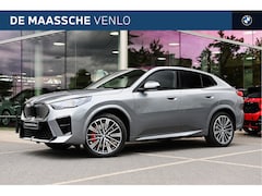 BMW iX2 - eDrive20 High Executive M Sport / Panoramadak / Trekhaak / Sportstoelen / M Adaptief onder