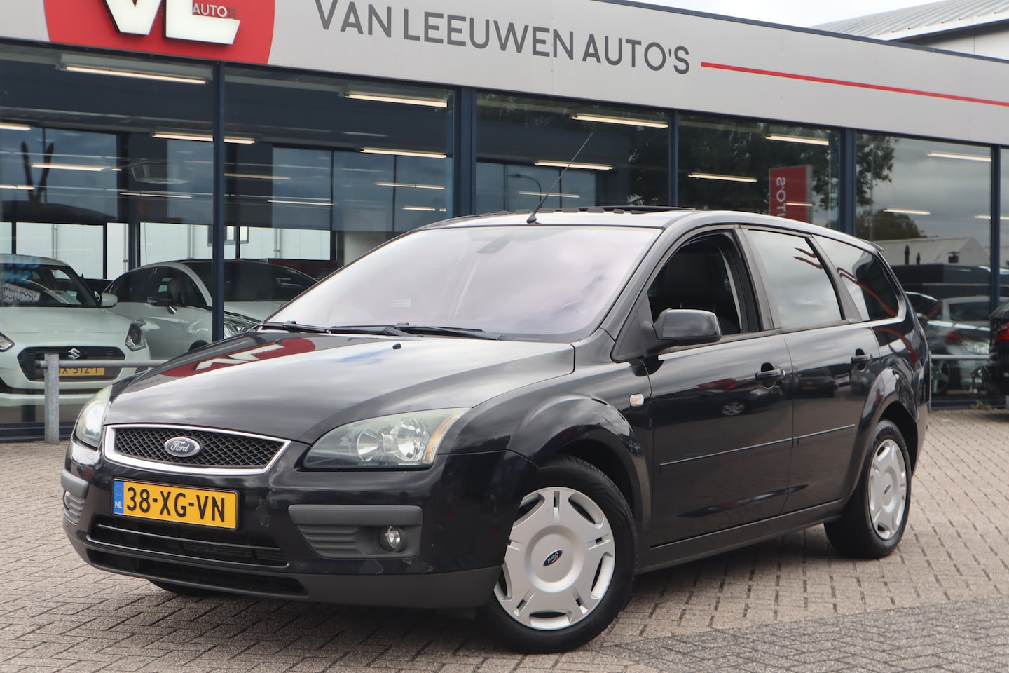 Ford Focus Wagon - 2.0-16V Futura | Pano | Clima | Cruise - AutoWereld.nl