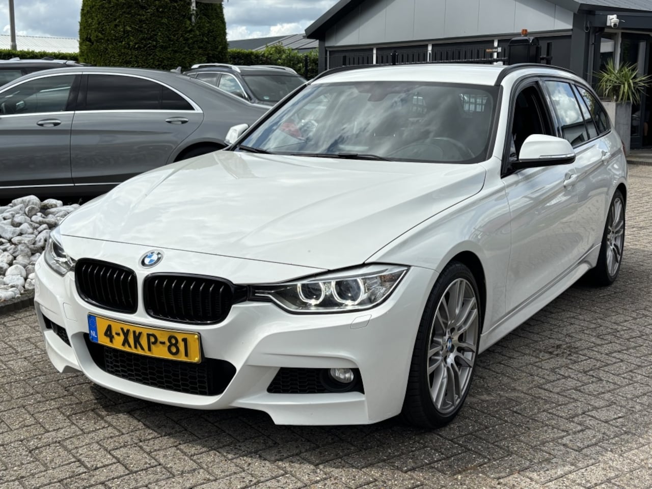BMW 3-serie Touring - 320i Exe M-Pakket 2014 Wit Trekhaak - AutoWereld.nl