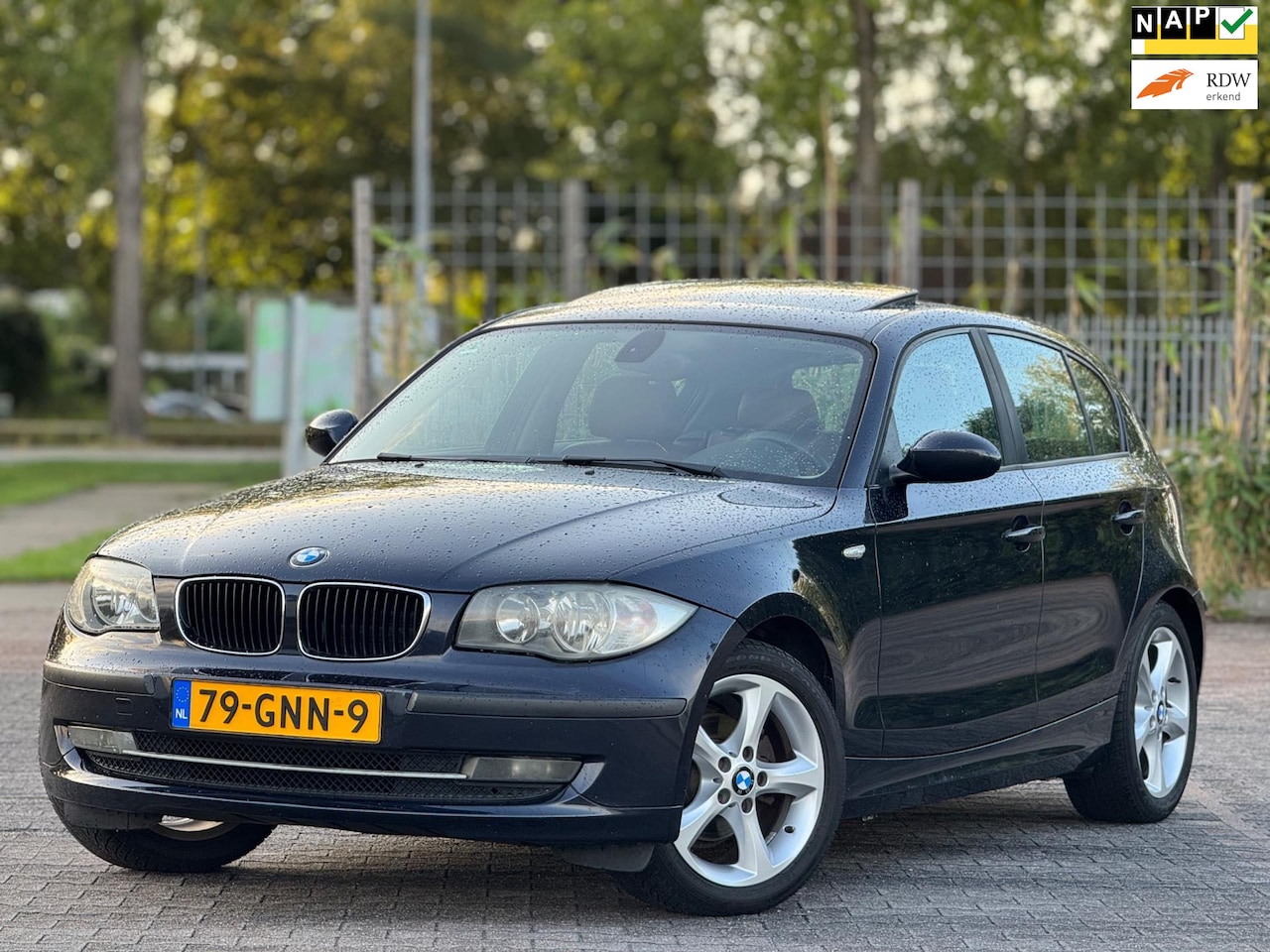 BMW 1-serie - 116i Business Line | Airco | Schuifdak | Leder stoelen | 17 Inch | Elektrische spiegels - AutoWereld.nl