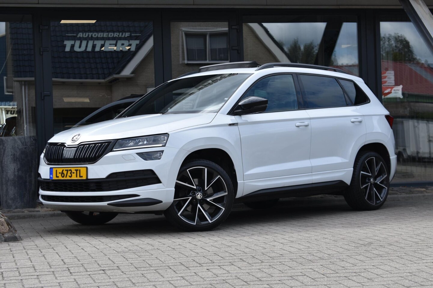 Skoda Karoq - 1.5 TSI ACT Sportline | PANORAMADAK | CANTON | DEALER ONDERHOUDEN | CAMERA | SFEERVERLICHT - AutoWereld.nl
