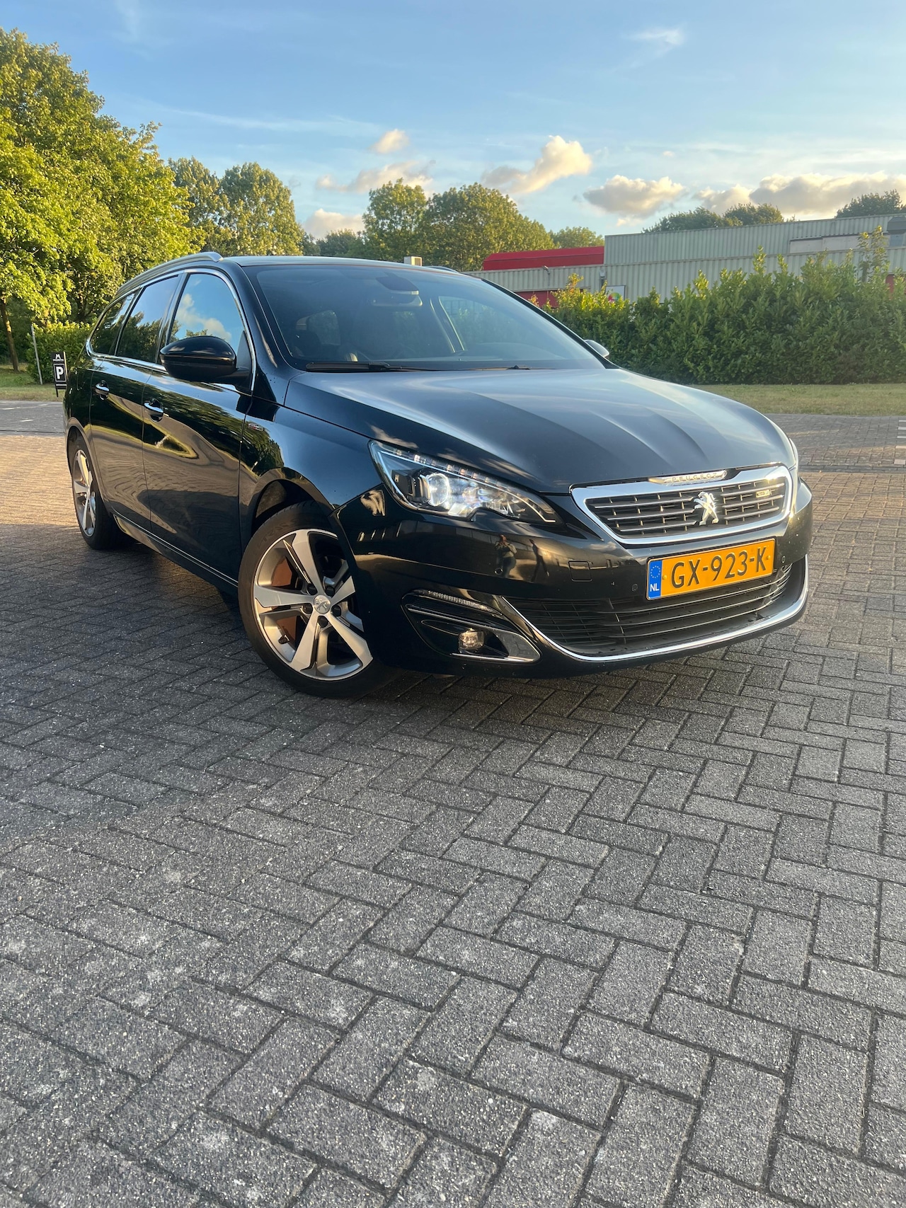 Peugeot 308 SW - 1.2 PureTech Blue Lease GT-line Panoramadak, Climate Control, Parkeersensoren + Camera etc. - AutoWereld.nl