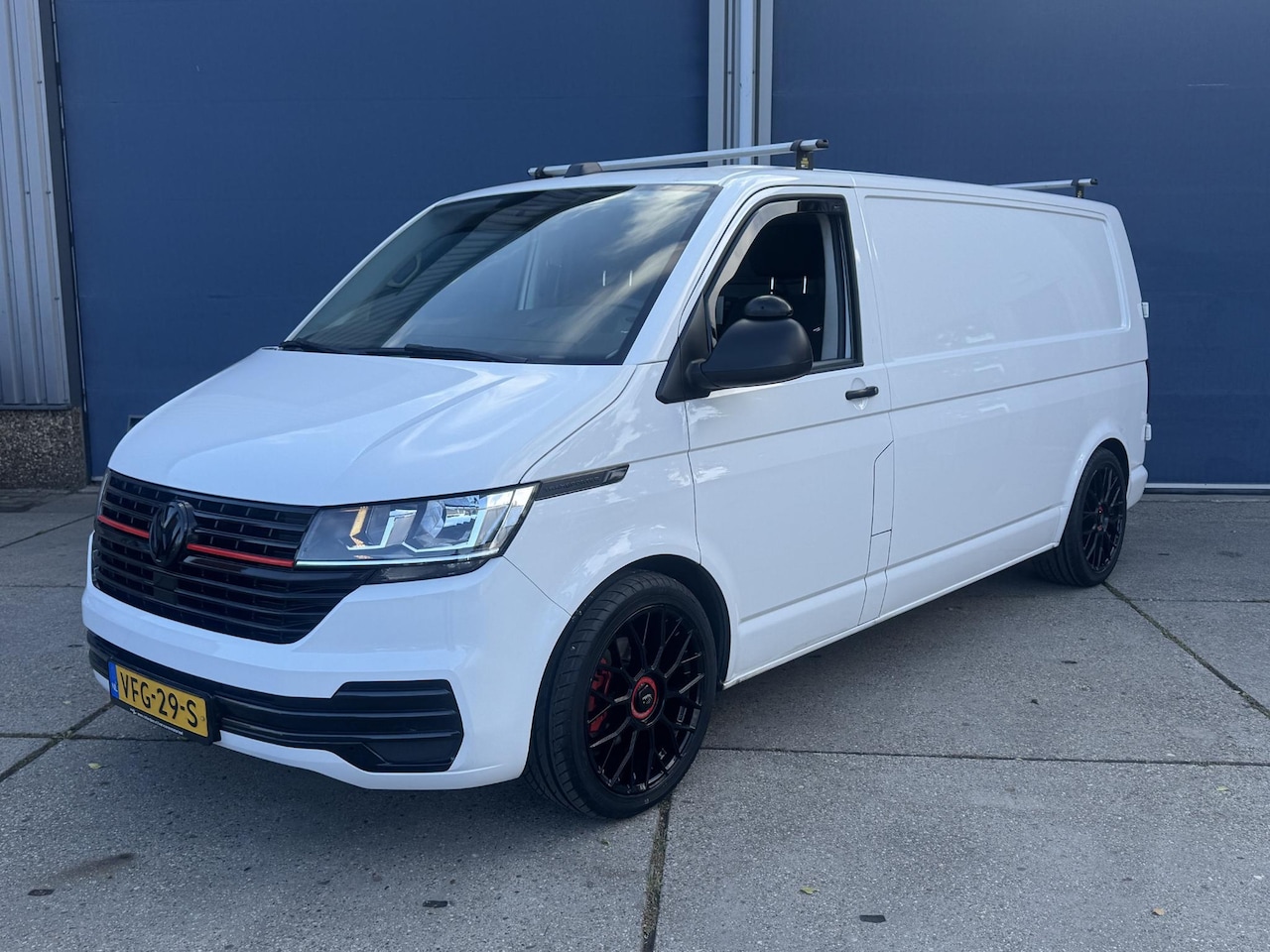 Volkswagen Transporter - 2.0 TDI L2H1 30 Comfortline AIRCO / CRUISE CONTROLE / NAVI / CARPLAY / VERLAAGD - AutoWereld.nl