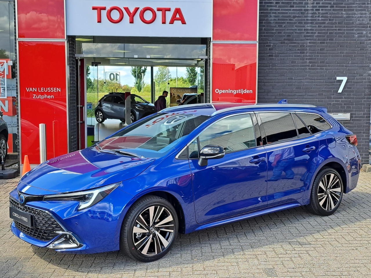 Toyota Corolla Touring Sports - Hybrid 140 Dynamic NIEUW DIRECT LEVERBAAR STOELVERWARMING PARK-SENSOREN KEYLESS - AutoWereld.nl