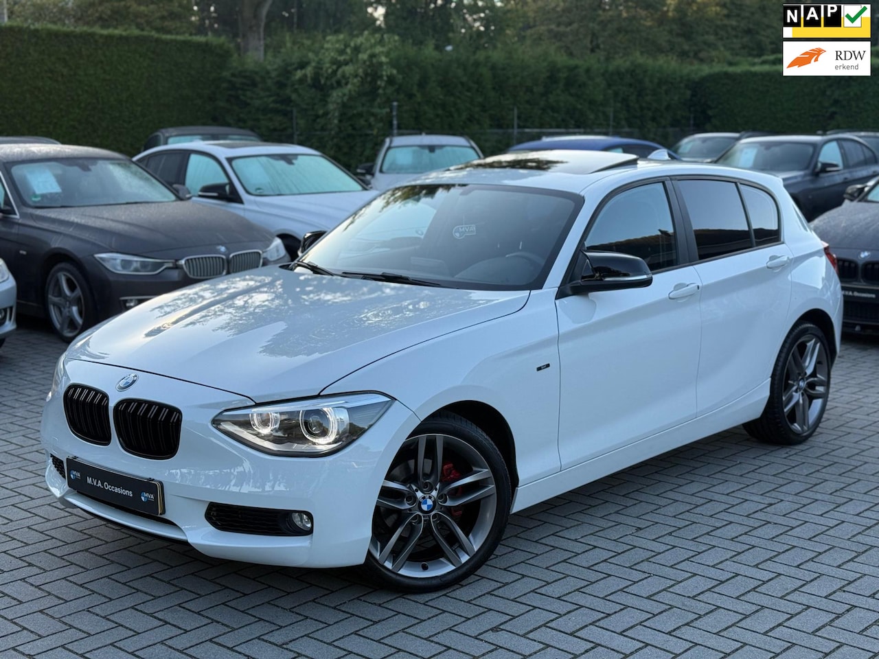 BMW 1-serie - 116i Business+ Sport|Nieuwe Ketting + Klepseals|Navigatie|Dakje|Airco|Cruise control|Stoel - AutoWereld.nl