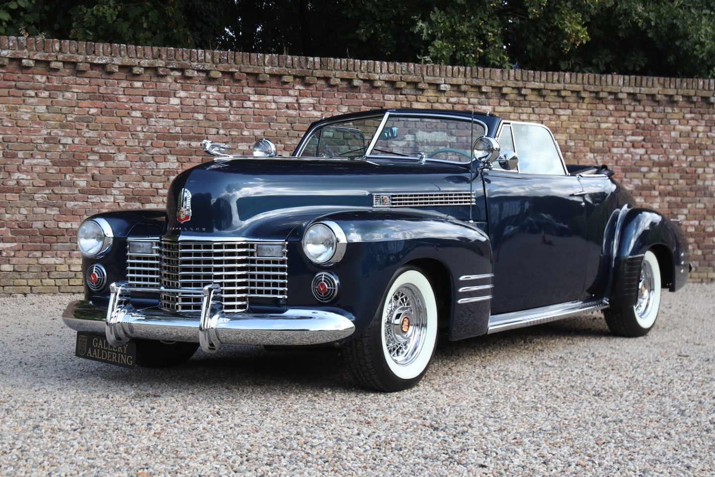 Cadillac Series 62 - Convertible Coupe Restored and rebuilt condition, In "Antoinette Blue over Cream with red - AutoWereld.nl