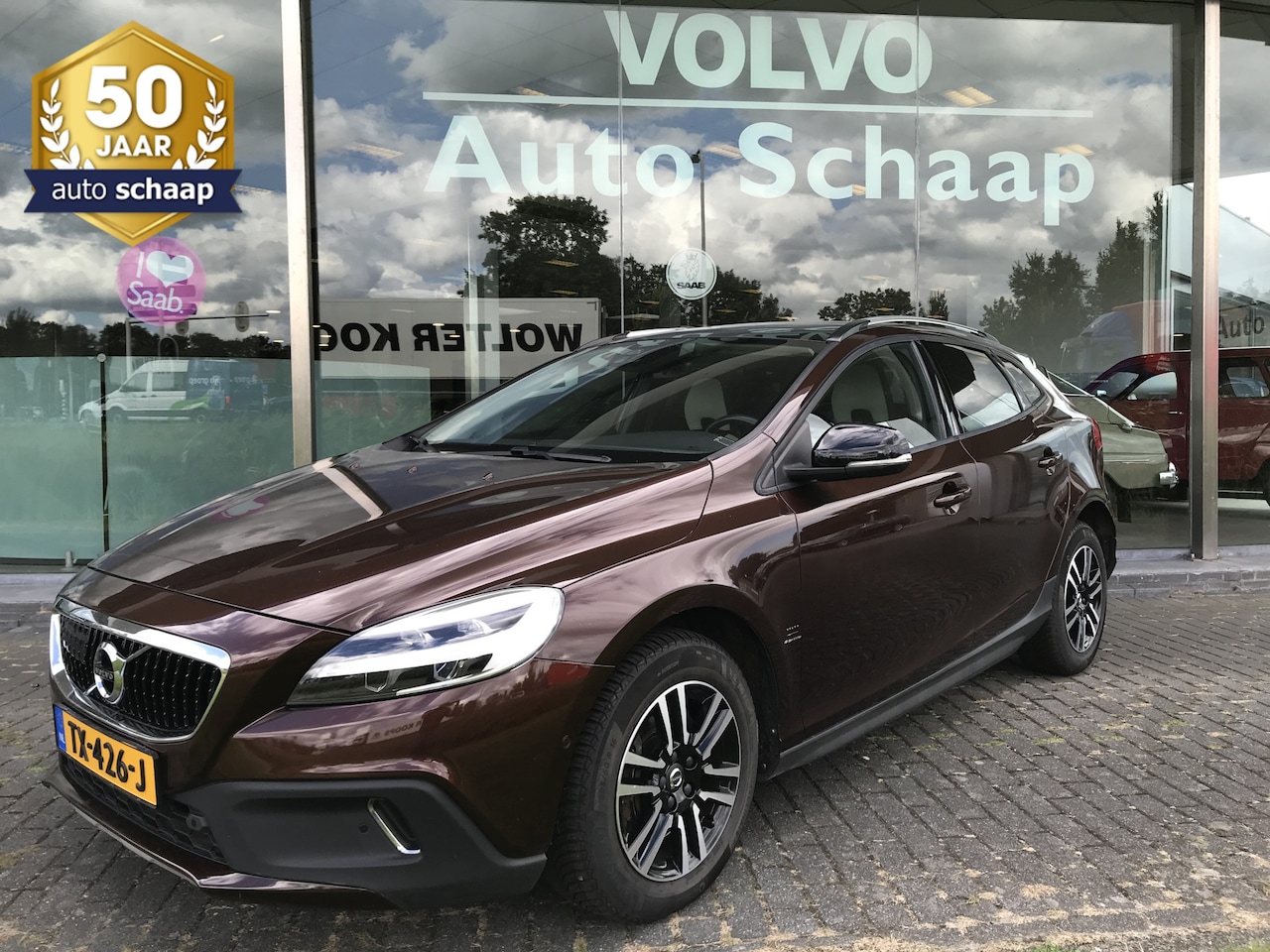 Volvo V40 Cross Country - 1.5 T3 Polar+ Luxury Automaat | Rijklaar incl 12 mnd Bovag | Panoramadak LED Harman/Kardon - AutoWereld.nl