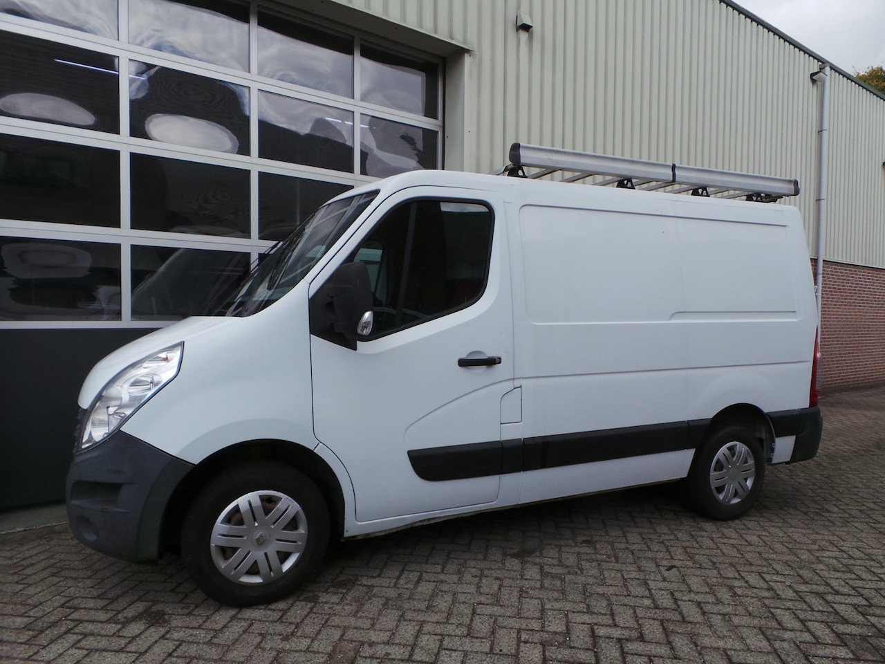 Renault Master - T28 2.3 dCi L1H1 Airco,3 persoons Imperiaal,Trekhaak APK tot 6-3-2026 - AutoWereld.nl
