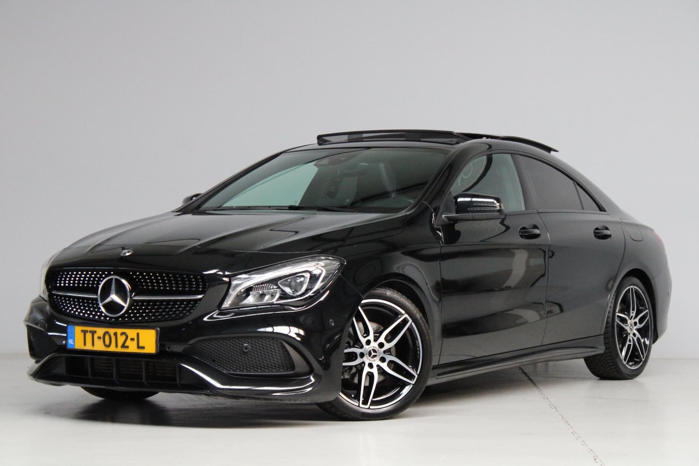 Mercedes-Benz CLA-Klasse - 180 AMG Night Pakket | panoramadak | achteruitrijcamera | stoelverwarming | dealer onderho - AutoWereld.nl