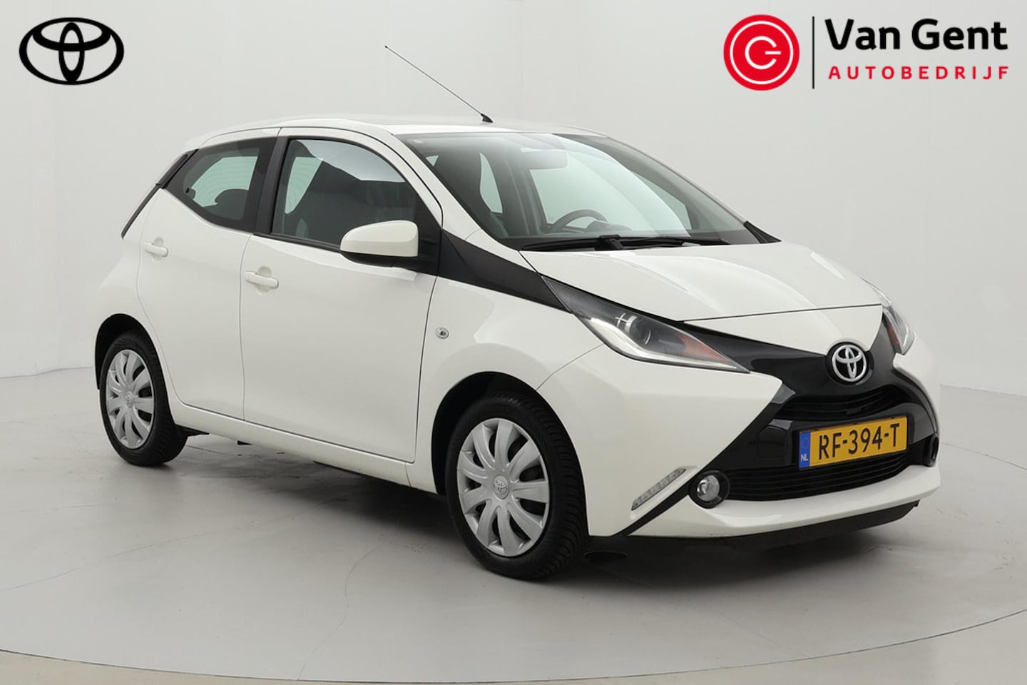 Toyota Aygo - 1.0 VVT-i x-play | Airco | Camera | Elektrische ramen voor | Bluetooth | All Season - AutoWereld.nl